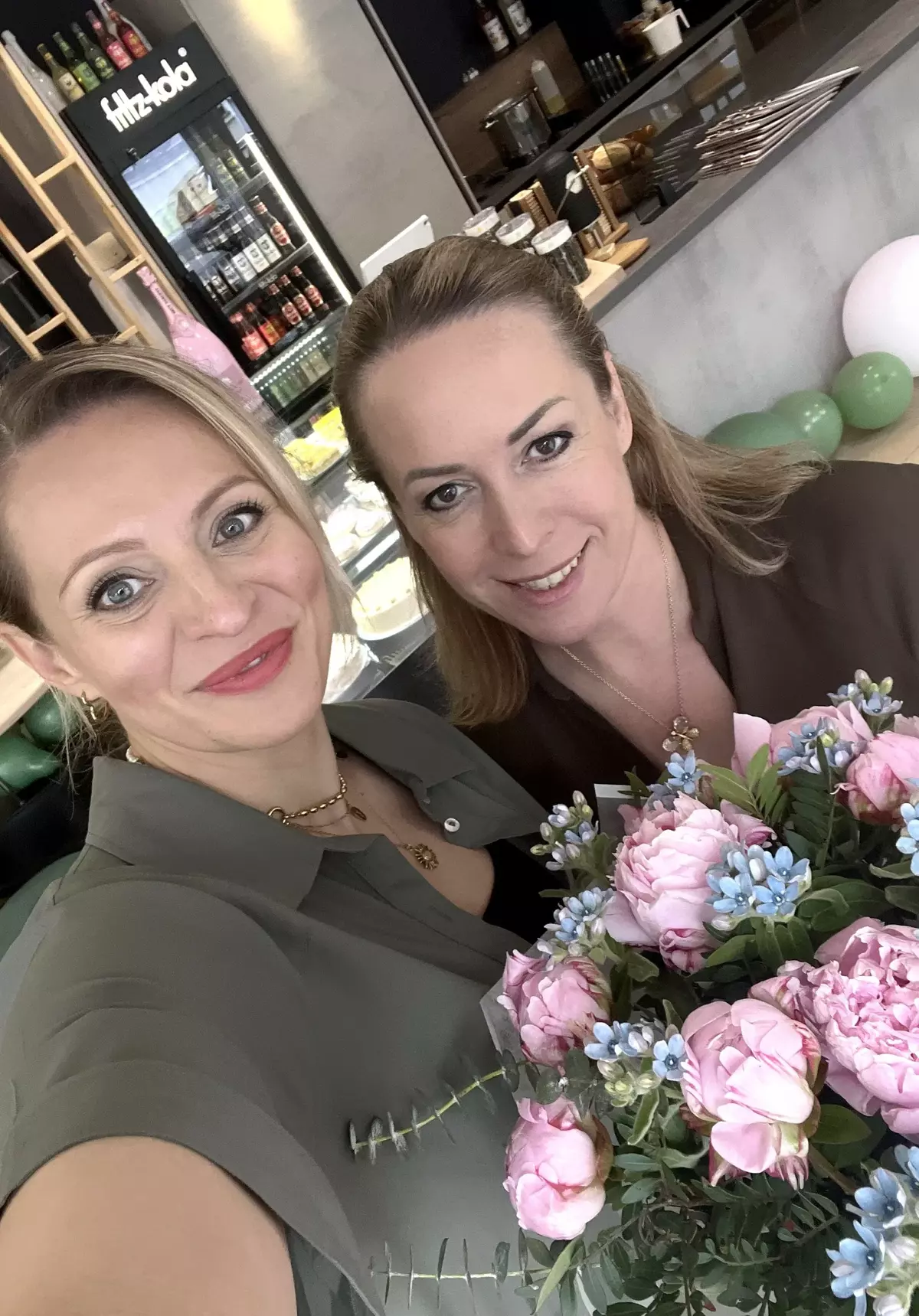Das Bild zeigt Elena Derr und Natalie Schott.